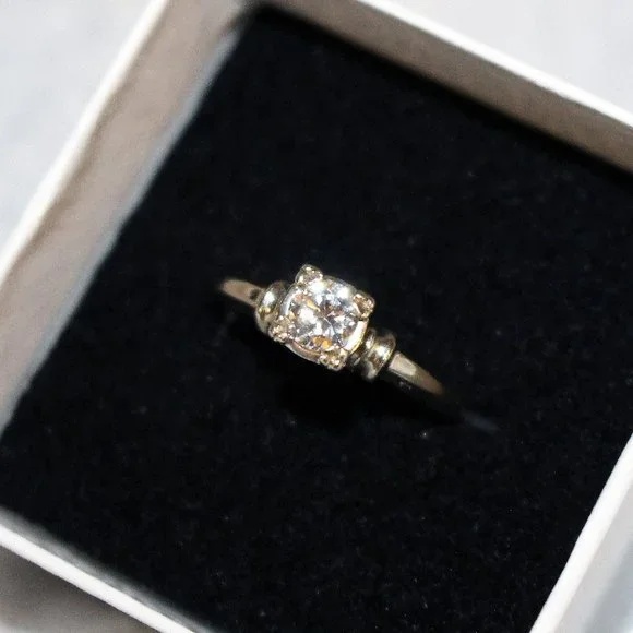 .35 CT Untreated Mined Diamond Ring in White Gold - Picture 3 of 9